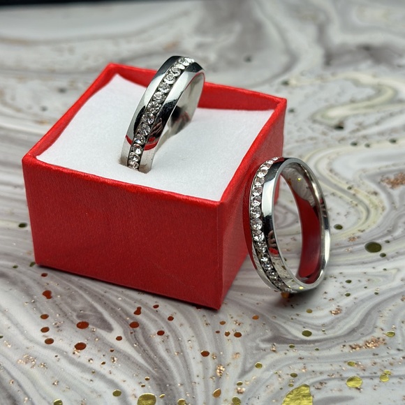 Women’s 6mm Silver Ring Band with shiny stones - Picture 2 of 4